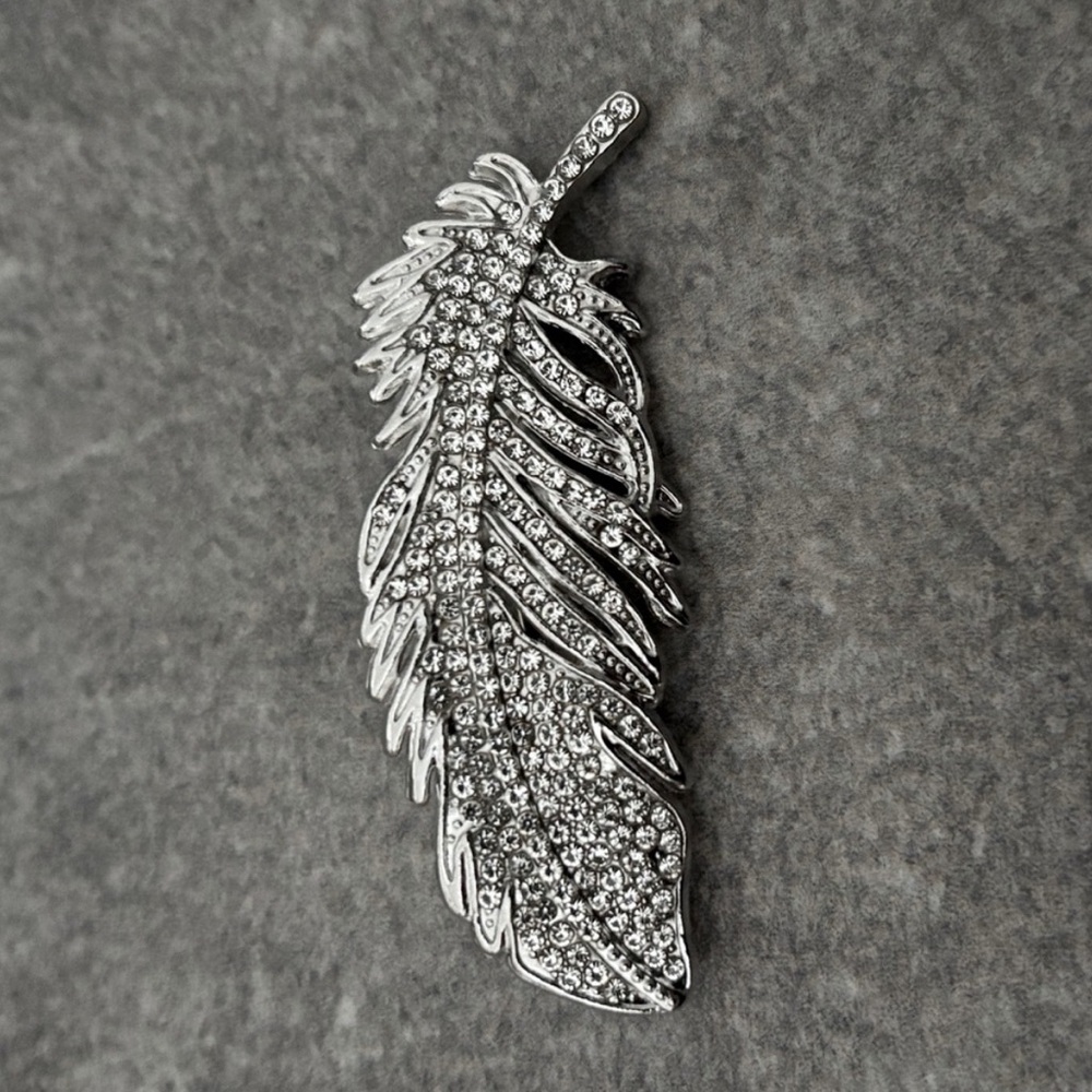 Sparkling Silver Feather Rhinestone Brooch – Statement Pin, Chic Jewelry Gift